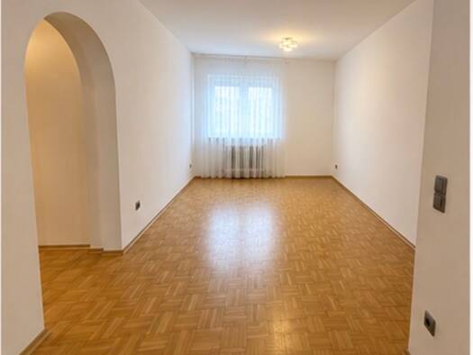 Wohnung zur Miete 1.072 € 4 Zimmer 98 m² Geschoss 1/4 frei ab sofort Neutraubling 93073