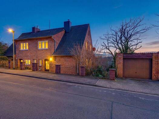 Doppelhaushälfte zum Kauf 249.900 € 4 Zimmer 120,2 m² 647 m² Grundstück Schleswig 24837