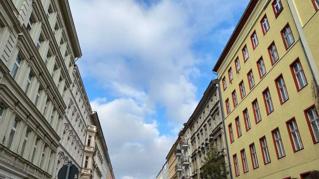 -Nähe Viktoriapark/ Gewerbeladen im EG, z.Zt.Spätkauf (über 7% Rendite)