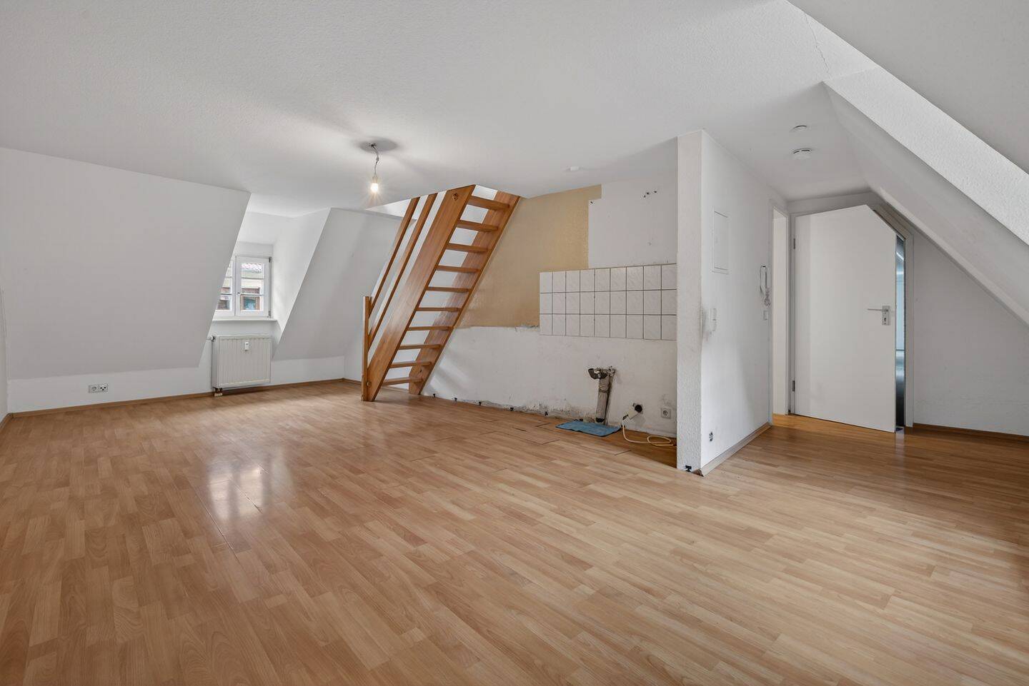 Immobilie in Karlsruhe - Historischer Charme trifft Rendite - Denkmalgeschützte Dachgeschosswohnung in Karlsruhe-Durlach - Bild 1