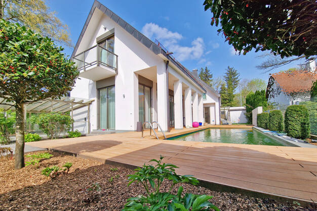 Einfamilienhaus zum Kauf 9 Zimmer 427 m² 877 m² Grundstück frei ab sofort Gröbenzell 82194