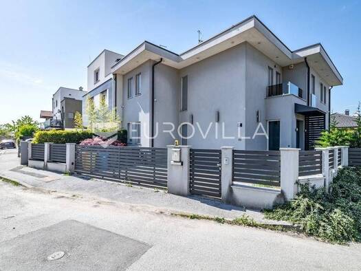 Haus zur Miete 3.300 € 4 Zimmer 323 m² Blato Blato 10000
