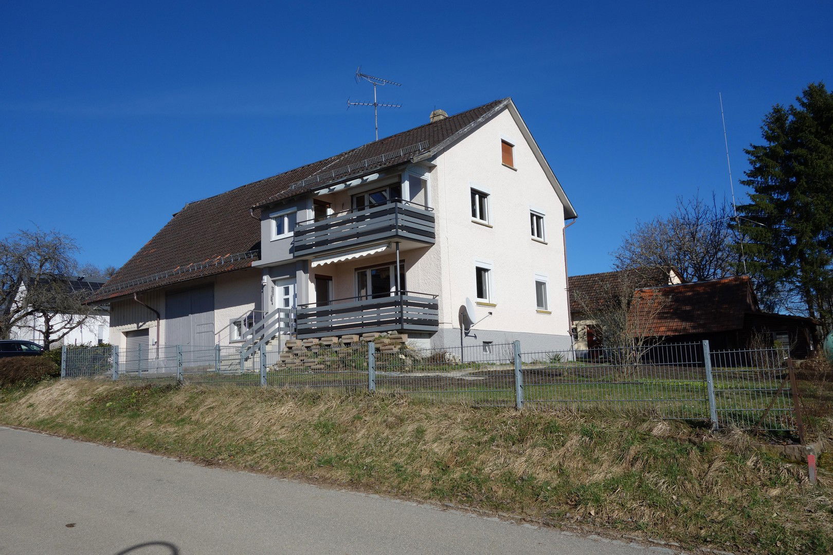 Mehrfamilienhaus zum Kauf provisionsfrei 429.000 € 6,5 Zimmer 176 m²<br/>Wohnfläche 1.146 m²<br/>Grundstück Biesendorf Engen-Biesendorf 78234