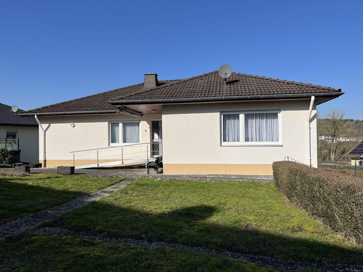 Immobilie in Gerolstein - Einfamilienhaus mit Einliegerwohnung und großem Grundstück in ruhiger Lage von Gerolstein-Lissingen - Bild 2