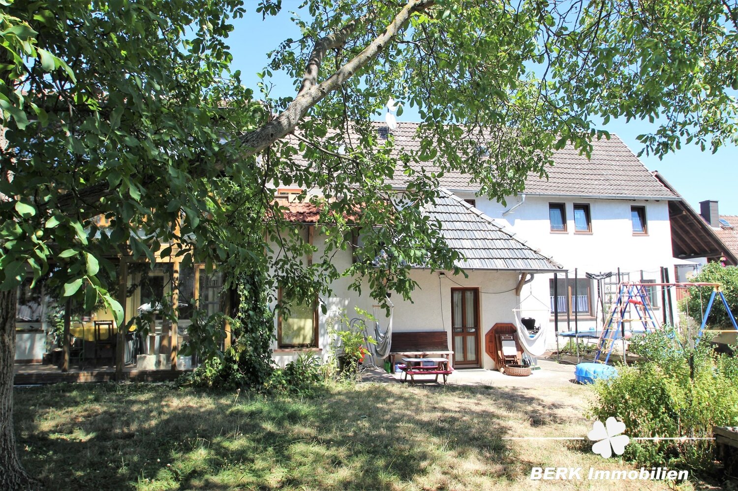 Mehrfamilienhaus zum Kauf 630.000 € 13 Zimmer 360,5 m²<br/>Wohnfläche 806 m²<br/>Grundstück Ober-Rosbach Rosbach vor der Höhe 61191