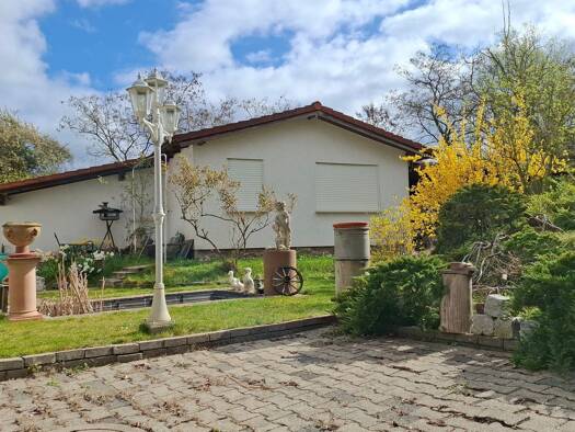 Bungalow zur Miete 950 € 3 Zimmer 76 m² frei ab 01.05.2026 Alter Mainzer Weg 3 Bauschheim Rüsselsheim am Main 65428