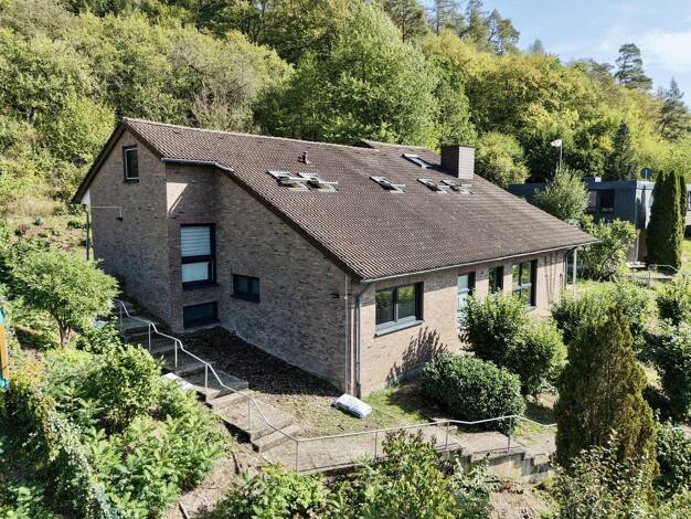 Mehrfamilienhaus zum Kauf provisionsfrei 649.000 € 10 Zimmer 300 m² 1.100 m² Grundstück In den Lärchen 20 Bicken Mittenaar 35756