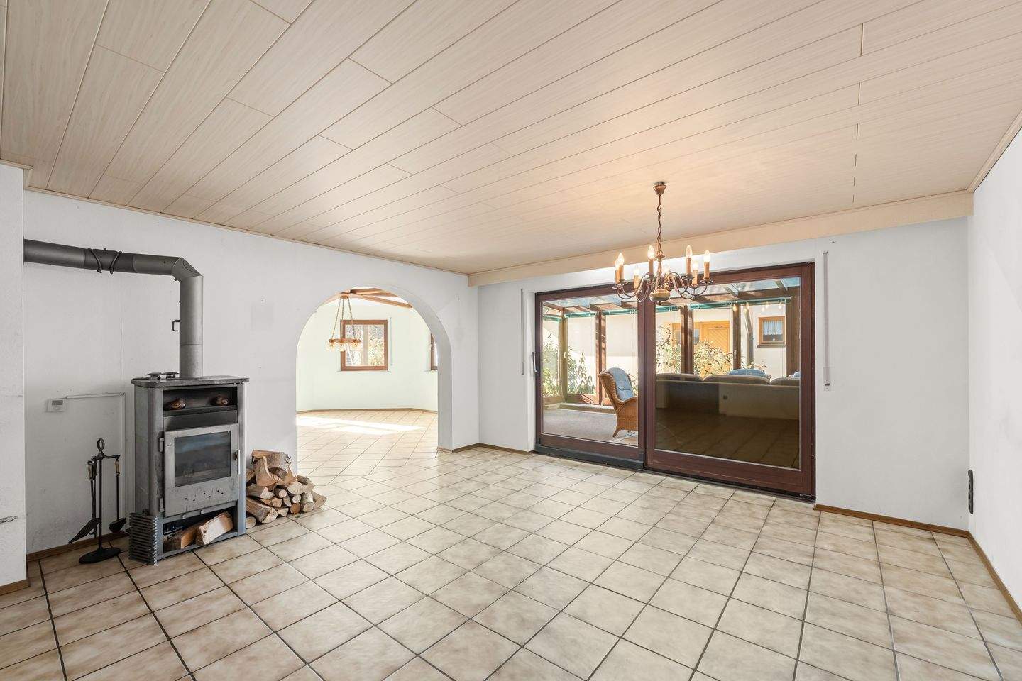 Immobilie in Hagenbüchach - Attraktives Zweifamilienhaus mit viel Platz und großem Grundstück in Hagenbüchach - Bild 1