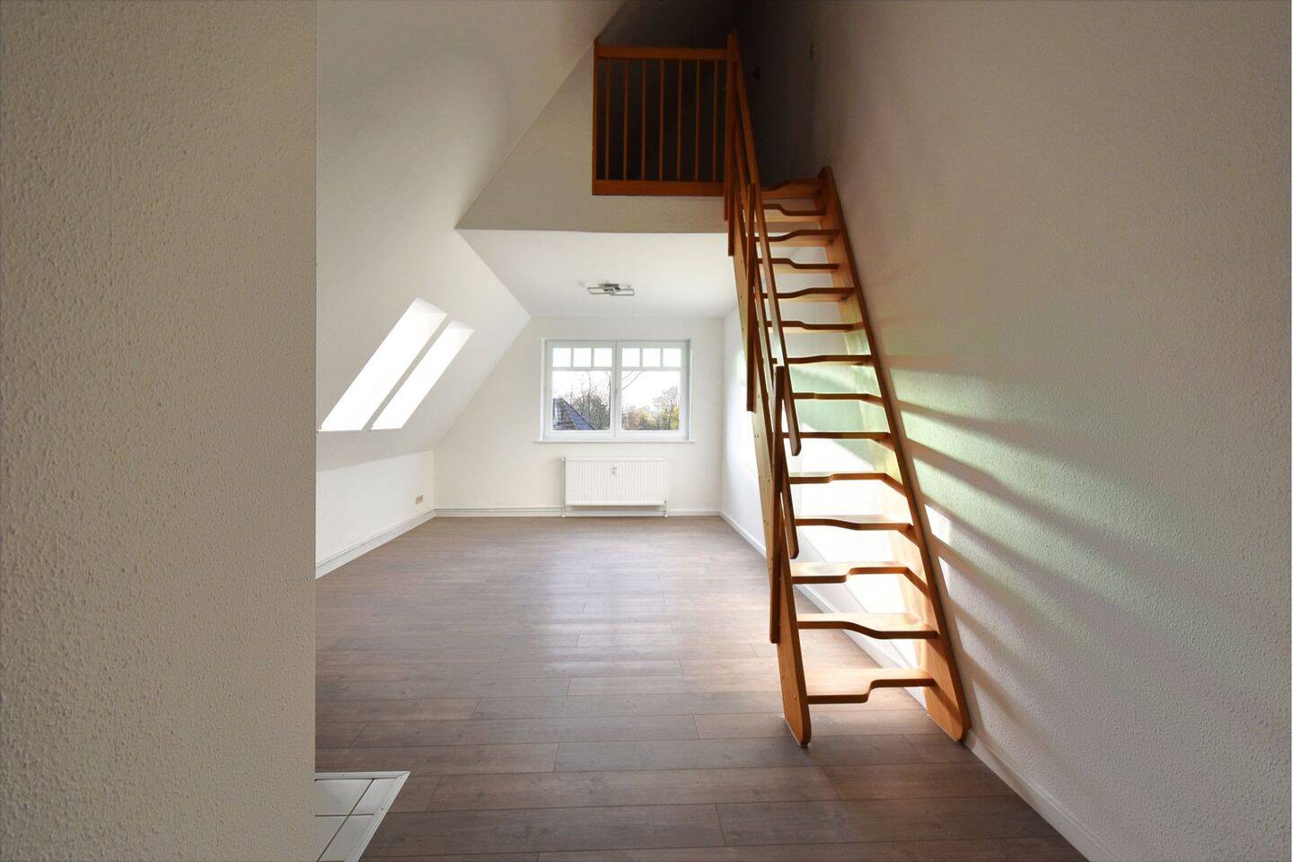 Immobilie in Hamfelde - Lichtdurchflutete 2-Zimmer Eigentumswohnung im Dachgeschoss  mit Kellerraum und PKW-Stellplatz - Bild 0