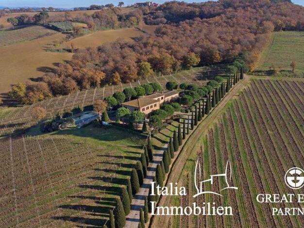 Bauernhaus zum Kauf 1.950.000 € 15 Zimmer 560 m² 82.000 m² Grundstück Montepulciano 53045