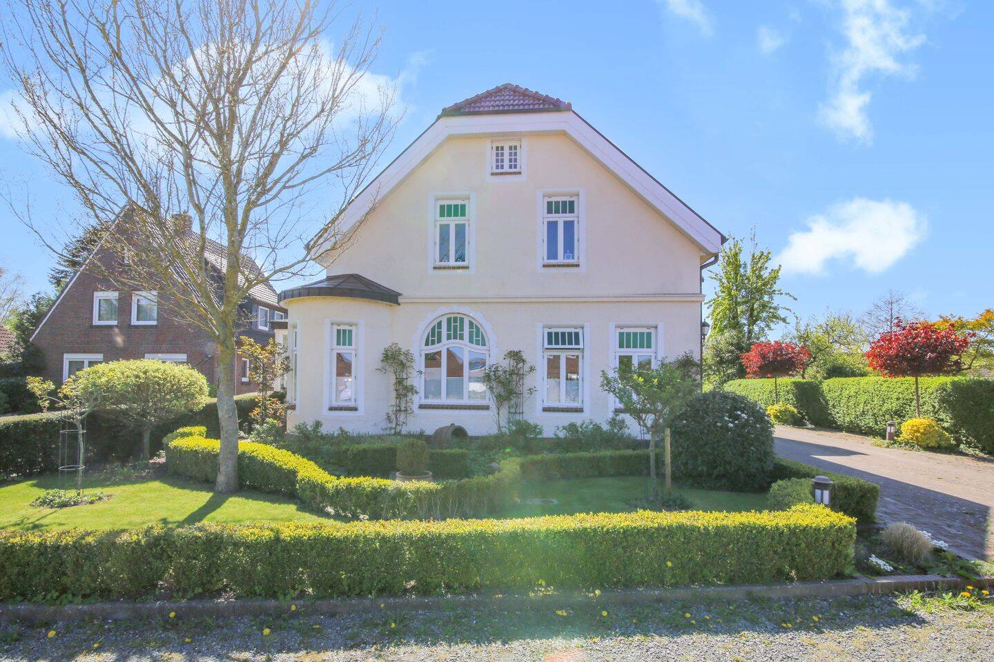 Schönes EFH, ca. 305 m² mit Doppelgarage, Garten und zwei Terrassen im Küstenbadeort Hooksiel