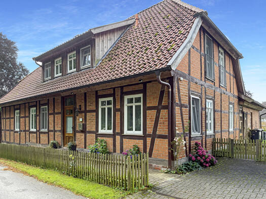 Haus zum Kauf 520.000 € 10 Zimmer 212 m² 956 m² Grundstück Bergen 29303