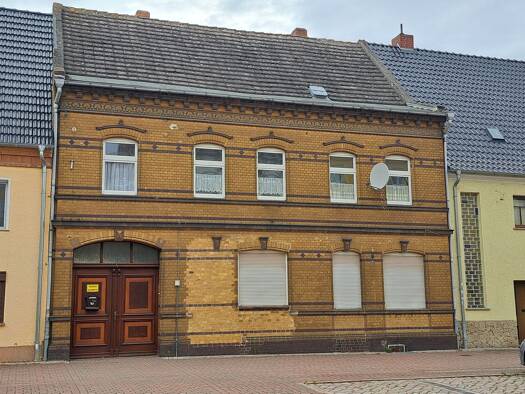 Reihenhaus zum Kauf provisionsfrei 40.000 € 10 Zimmer 156 m² 1.211 m² Grundstück frei ab sofort Köthener Straße 4 Aken Aken (Elbe) 06385