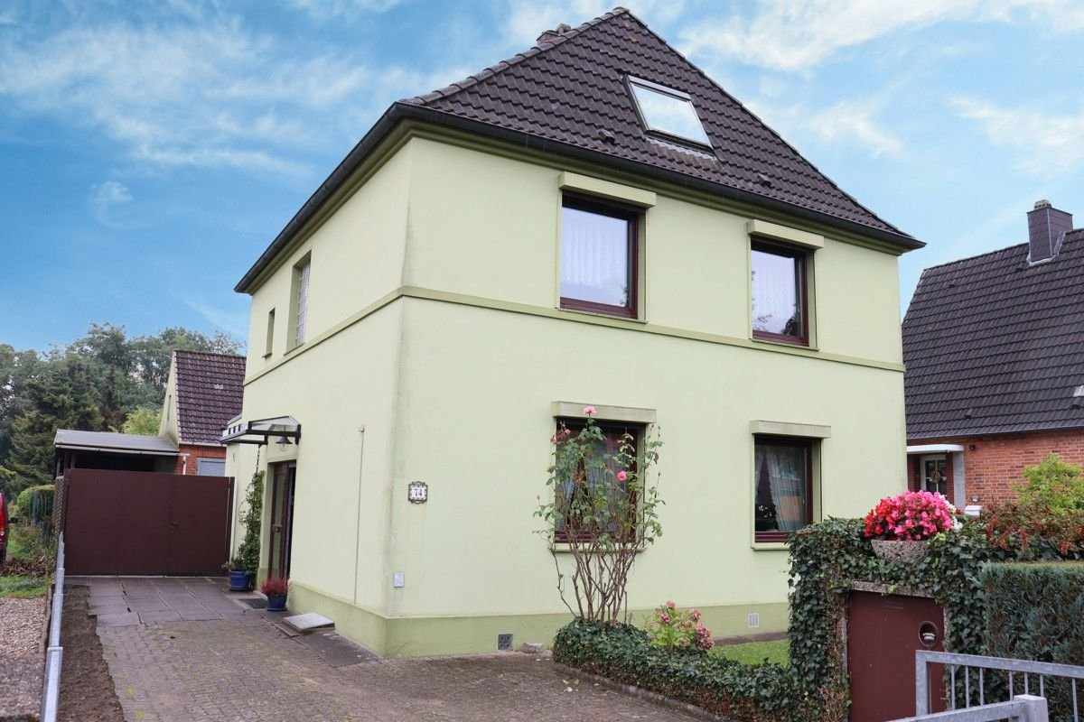 Einfamilienhaus zum Kauf 372.500 € 6 Zimmer 151 m²<br/>Wohnfläche 1.844 m²<br/>Grundstück Falkenfeld / Vorwerk / Teerhof Lübeck-St. Lorenz Nord 23554