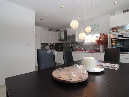 Einfamilienhaus zum Kauf 750.000 € 9 Zimmer 370 m² Marinići, Viškovo Viškovo 51216