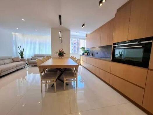 Wohnung zum Kauf 830.000 € 4 Zimmer 135 m² 3. Geschoss Calle De Lepant Barcelona 08025