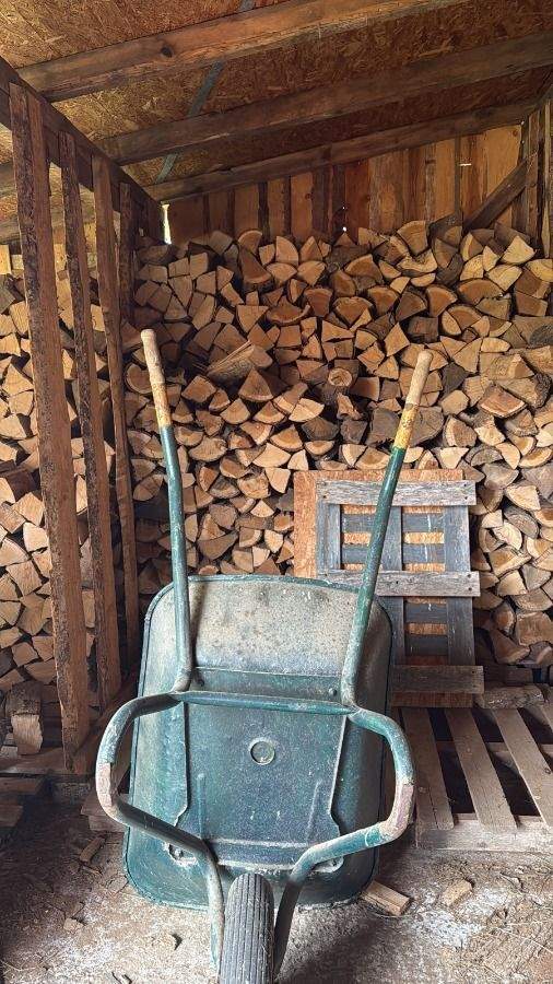 Immobilie in Hirzenhain - Charmante Ferienanlage auf 705 m² Grundstück - zwei Häuser, großer Garten, Kamin & viel Platz - Bild 3