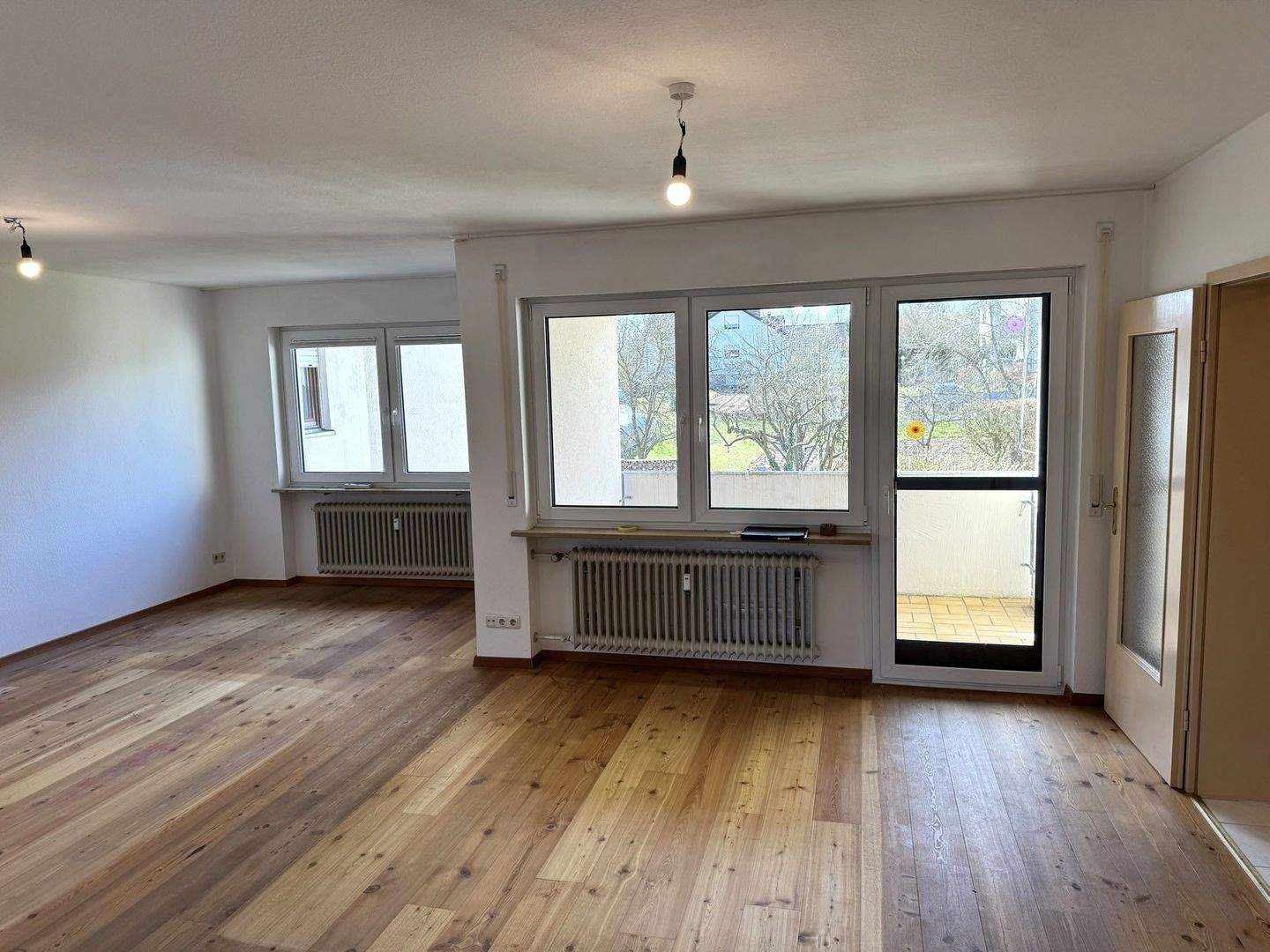 Immobilie in Hemhofen - Großzügige und helle 3,5-Zimmer-Wohnung mit Südbalkon und PKW-Garage in ruhiger und beliebter Lage von Hemhofen - Bild 1