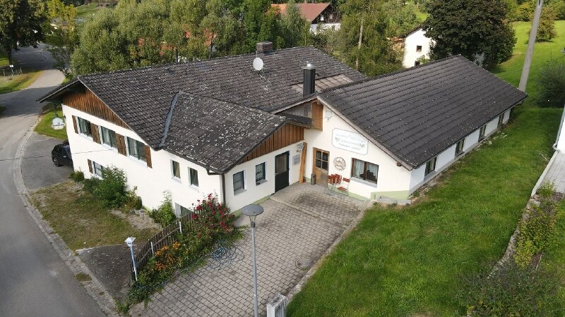 Haus zum Kauf 298.000 € 6 Zimmer 389 m²<br/>Wohnfläche 1.180 m²<br/>Grundstück Landorf Stallwang 94375