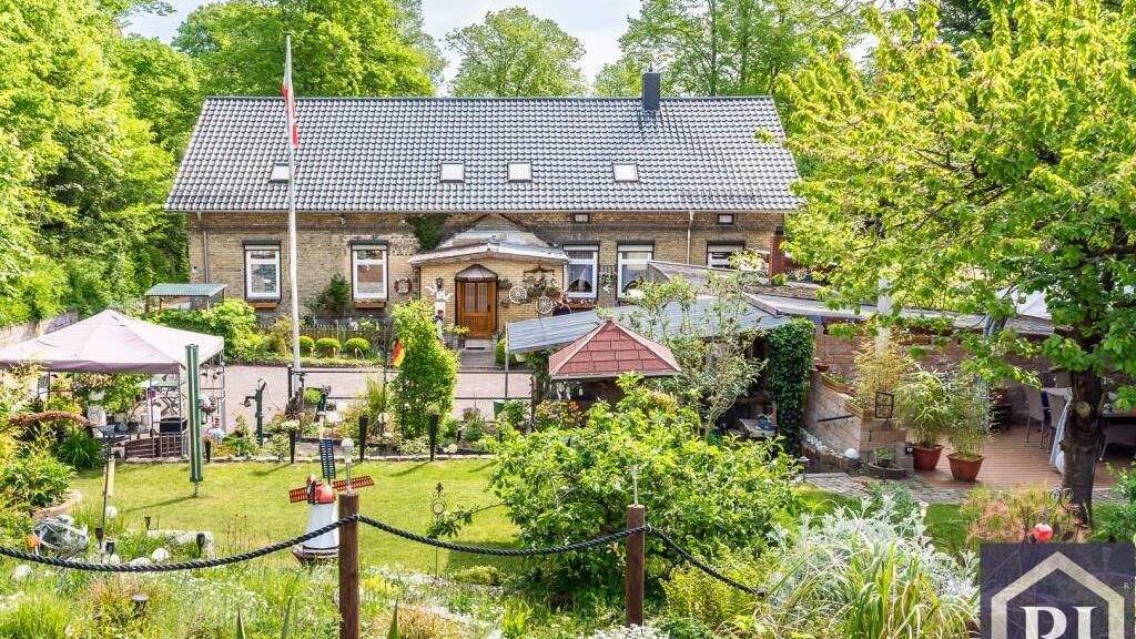 Mehrfamilienhaus zum Kauf als Kapitalanlage geeignet 798.000 € 12 Zimmer 319 m² 1.100 m² Grundstück teilbar ab 319 m² Friedrichsort Kiel 24159