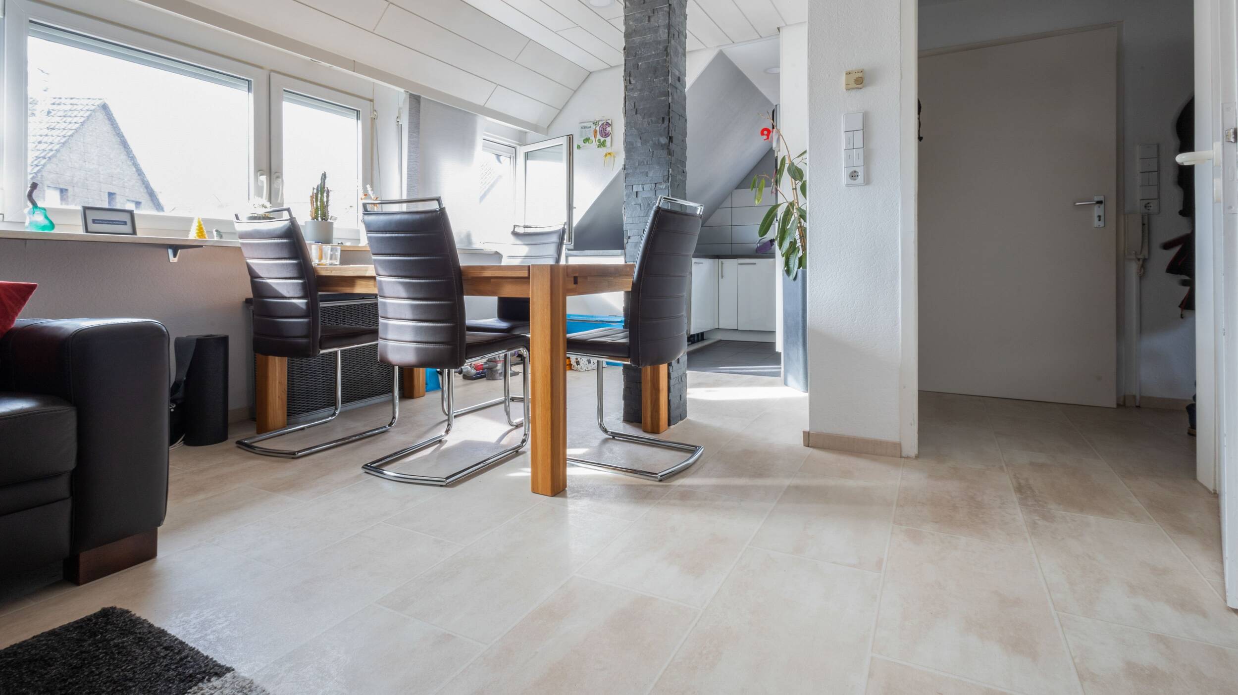 Gepflegte Zwei-Zimmer-Wohnung mit Einbauküche und ausgebautem Dachstuhl in Stuttgart-Rohr – Stuttgart – Bild 1 von 10