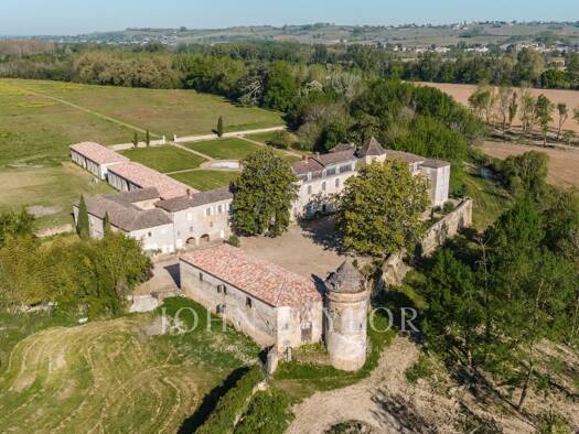 Schloss zum Kauf 1.700.000 € 30 Zimmer 1.500 m² 30.000 m² Grundstück Exterieur Langon 33210