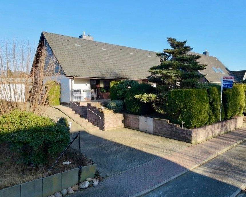 Immobilie in Ellerau - Lichtdurchfluteter Familien-Bungalow mit großem Vollkeller und Süd-West-Garten in Ellerau - Bild 1