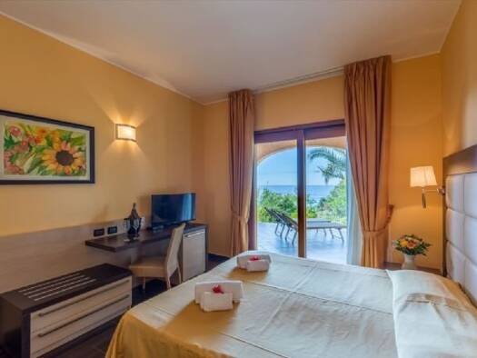 Hotel zum Kauf 2.000.000 € 17 Zimmer 34 Betten 515 m² Gastrofläche 1.570 m² Grundstück Tropea 89861