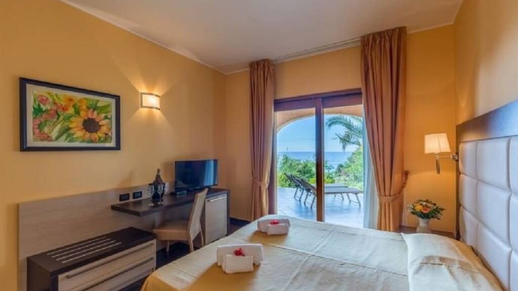 Hotel zum Kauf 2.000.000 € 17 Zimmer 34 Betten 515 m² Gastrofläche 1.570 m² Grundstück Tropea 89861