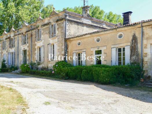 Bauernhaus zum Kauf 480.000 € 12 Zimmer 630 m² 224.033 m² Grundstück Saintes 17100