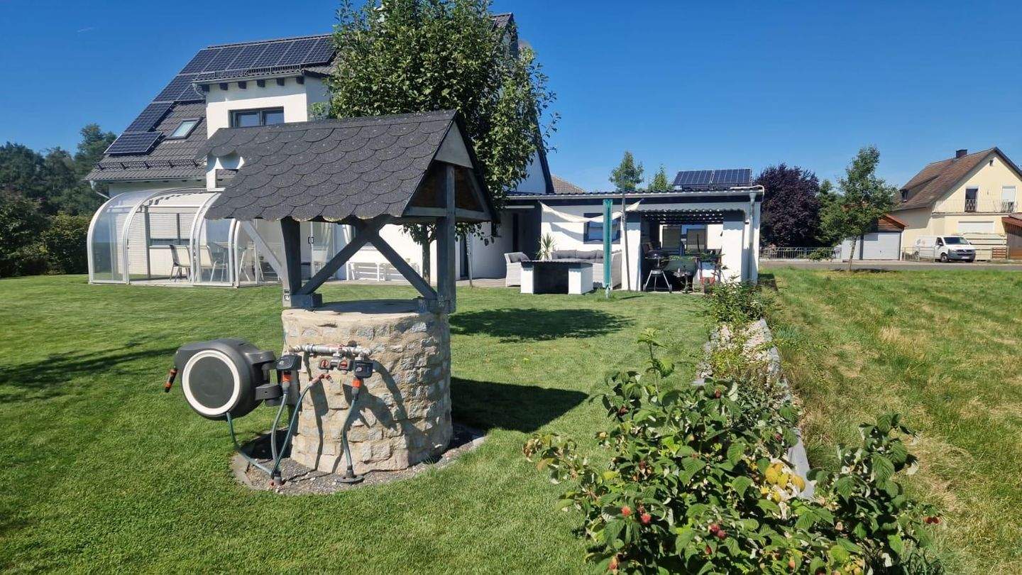 Immobilie in Poppenricht - Modernes KfW 55 Einfamilienhaus mit EBK, PV, Speicher, Wintergarten und Doppelgarage - Bild 2