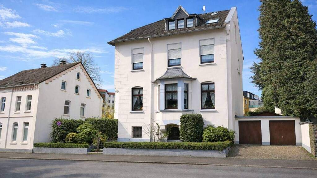 Elegante Stadtvilla mit historischem Flair und Garten in zentraler Lage