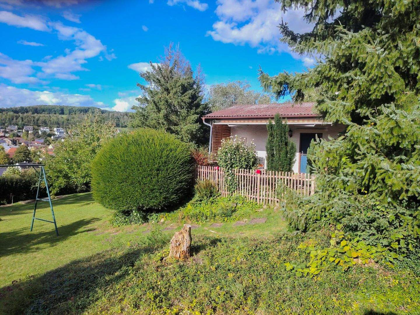 Immobilie in Treuchtlingen - Idyllisches Wochenendhaus am Waldrand - großes Grundstück mit Obstbäumen und Talblick - Bild 1