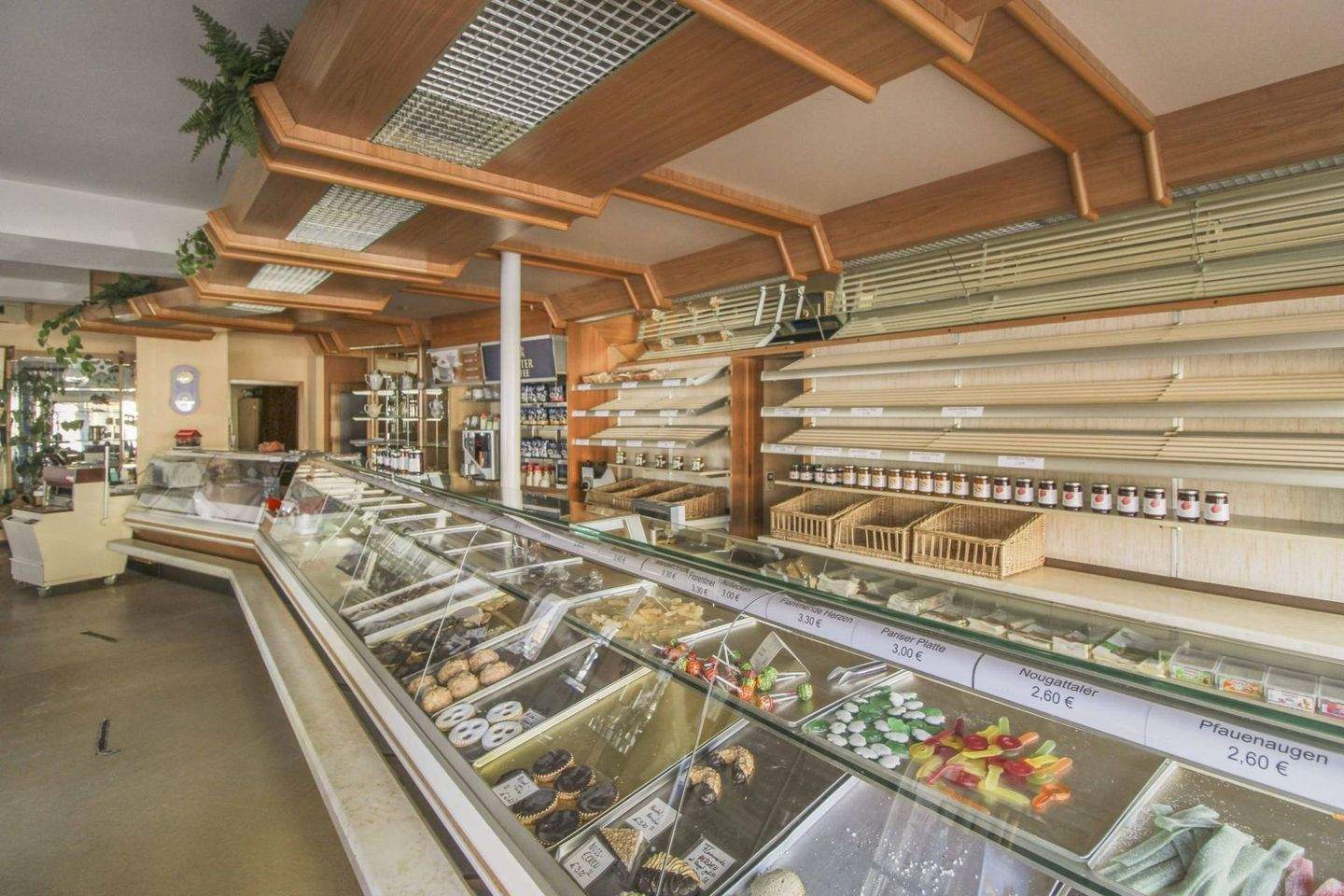 Immobilie in Königsfeld im Schwarzwald - 3 Wohnungen + 3 Apartments + Bäckerei im Herzen der Kurstadt Königsfeld - Um- und Ausbaupotential - Bild 3