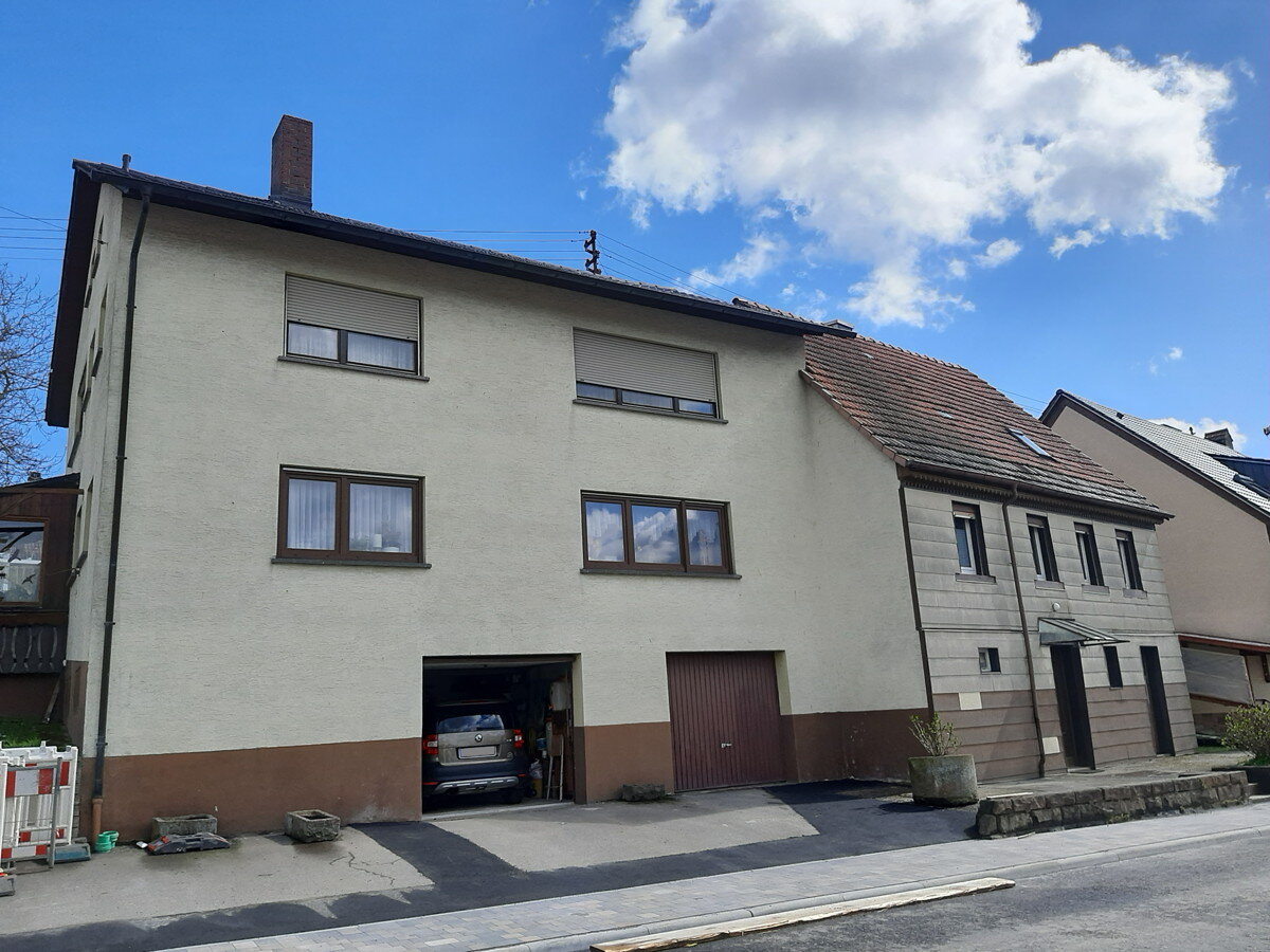 Haus zum Kauf 350.000 € 12 Zimmer 258 m²<br/>Wohnfläche 903 m²<br/>Grundstück Schwanheim Schönbrunn 69436