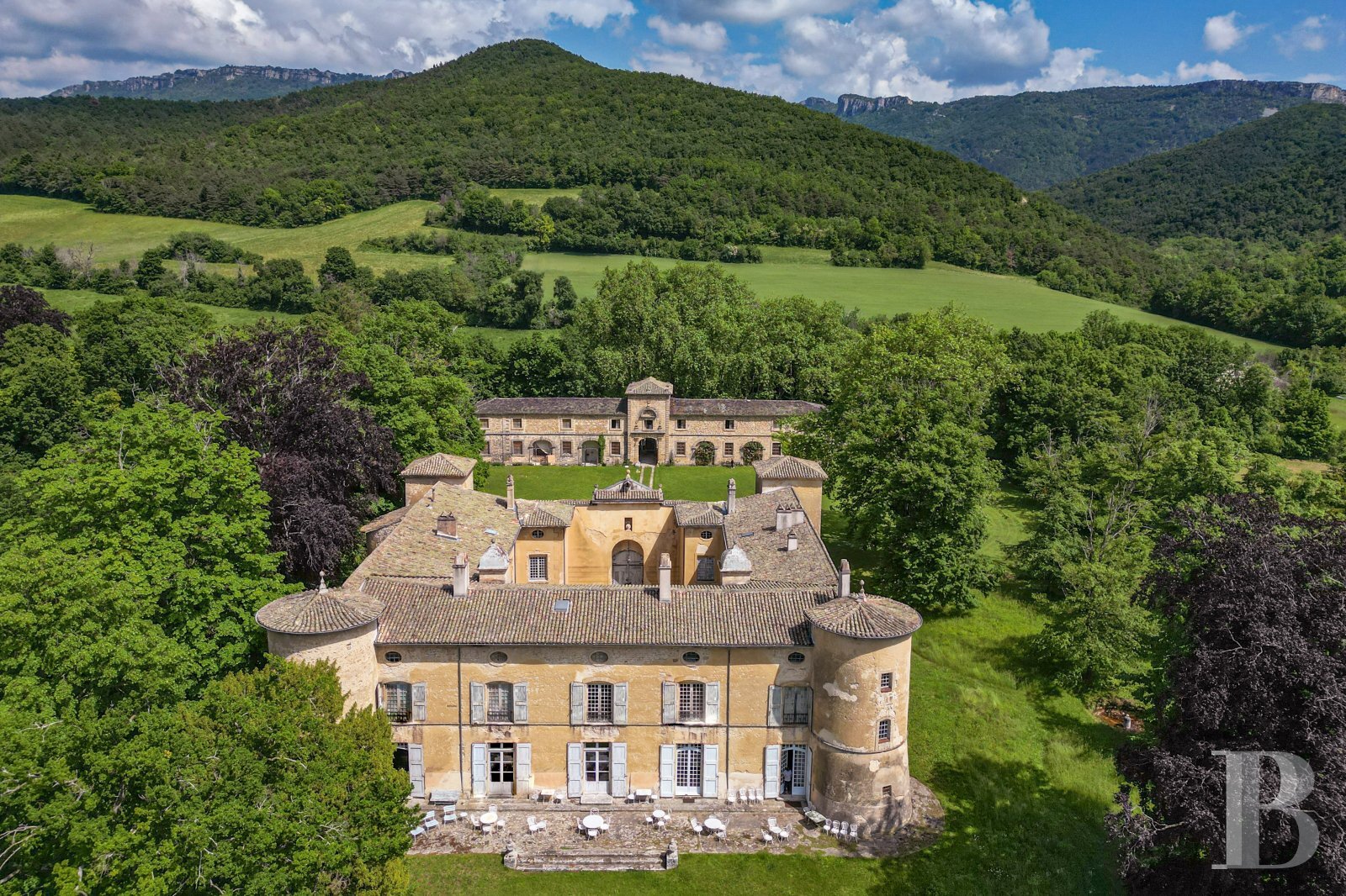 Schloss zum Kauf 2.400.000 € 20 Zimmer 1.680 m²<br/>Wohnfläche 63.142 m²<br/>Grundstück Valence 26000