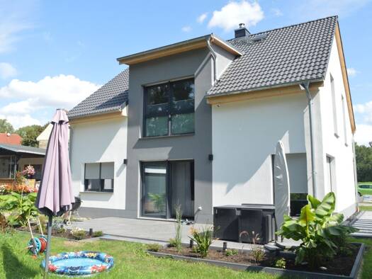 Grundstück zum Kauf 385.000 € 560 m² Grundstück Baugenehmigung vorhanden Borna 04552