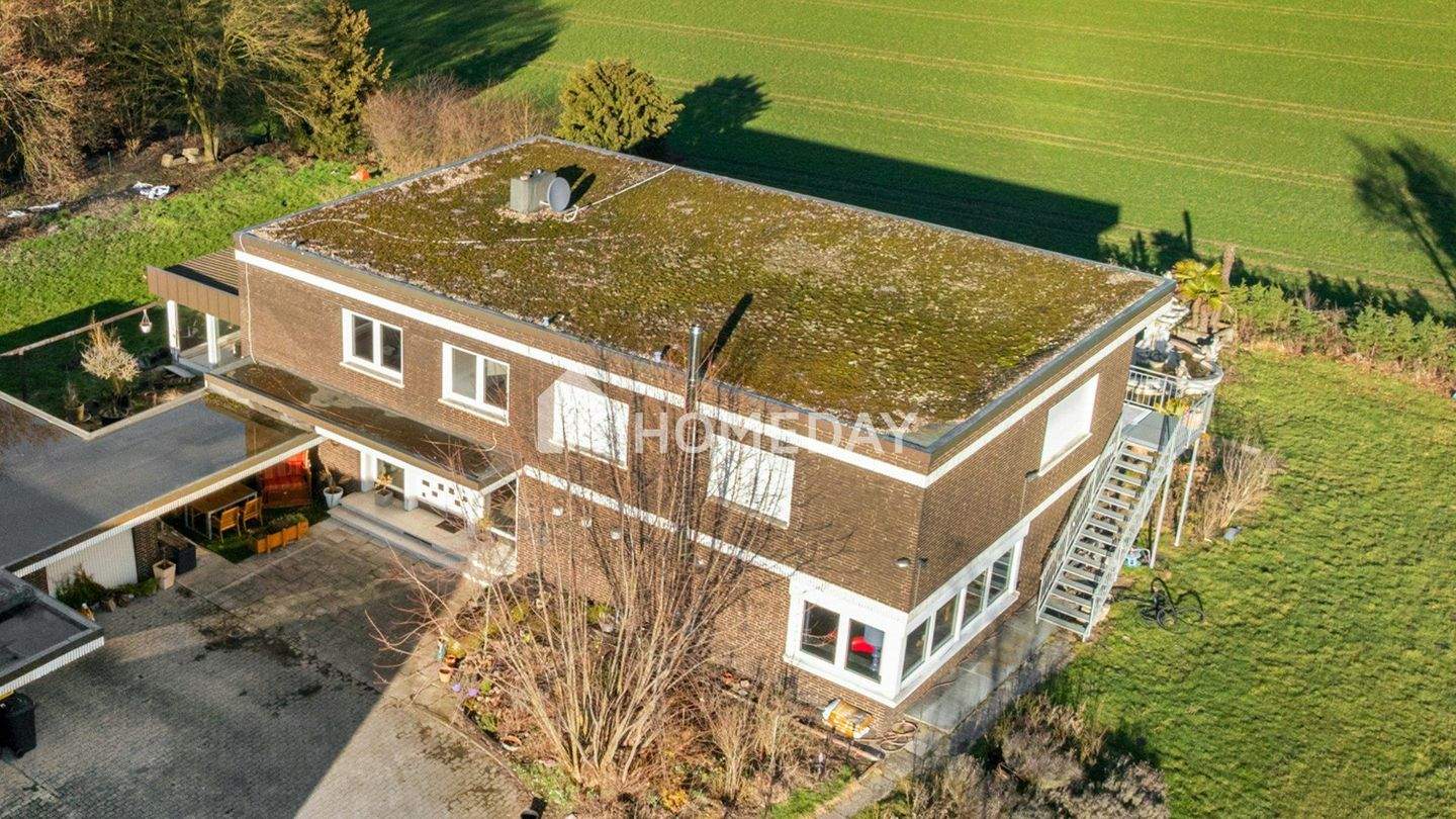 Immobilie in Ennigerloh - Großzügiges Einfamilienhaus mit Indoor-Pool, Einliegerwohnung und parkähnlichem Grundstück - Bild 0