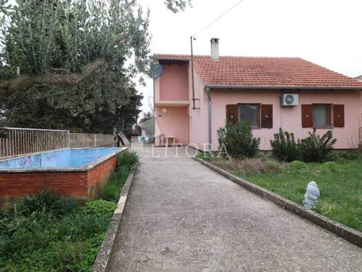 Einfamilienhaus zur Miete 800 € 3 Zimmer 71 m² Đevrske, Kistanje Kistanje 22305