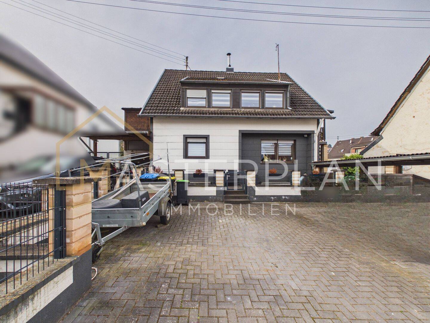 Immobilie in Riegelsberg - 2 Wohnungen. 1 Traumgrundstück. Unzählige Möglichkeiten - Bild 1