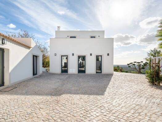 Haus zum Kauf 1.385.000 € 1.064 m² Grundstück Santa Bárbara de Nexe 8005