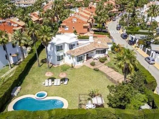 Chalet zur Miete 7.500 € 4 Zimmer 300 m² Urbanizacion Biarritz Golf Estepona 29688