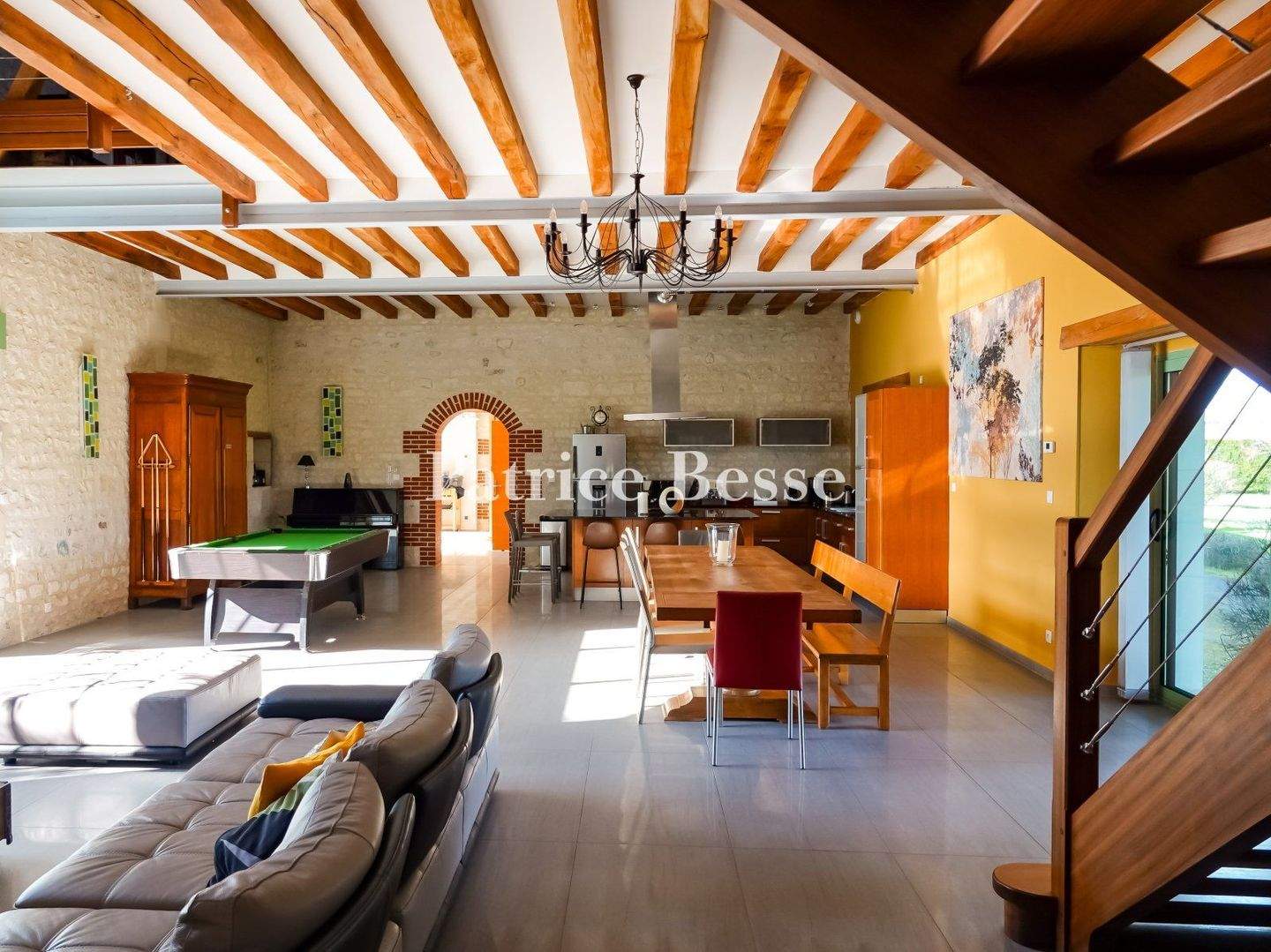 Immobilie in Bovenden - A beautifully converted barn built of tuffeau stone with a garden and swimming pool, nestled in France's Indre-et-Loire department - ref 517653 - Bild 3