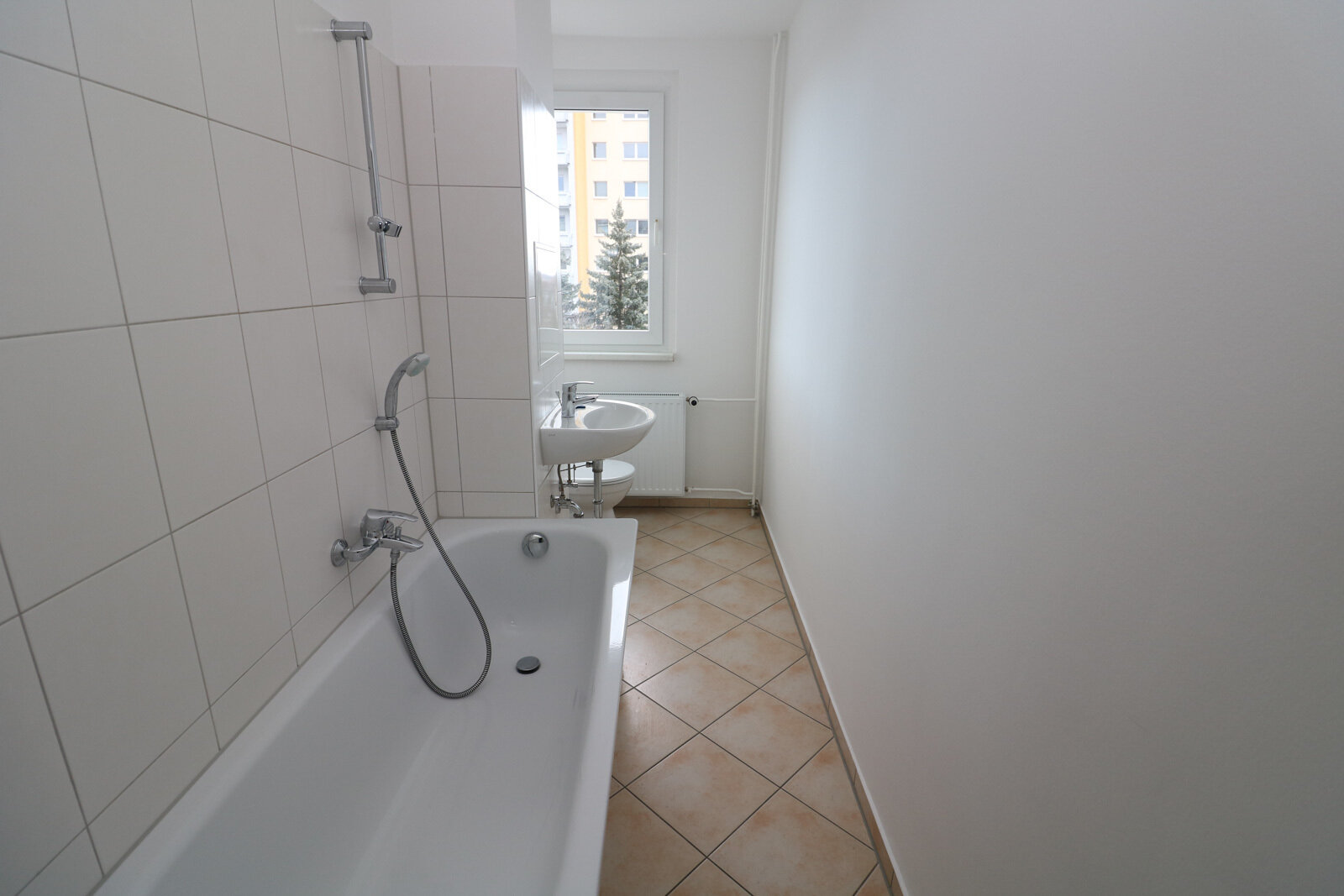 Wohnung zur Miete 479 € 4 Zimmer 73,3 m²<br/>Wohnfläche EG<br/>Geschoss 01.03.2025<br/>Verfügbarkeit Maxim-Gorki-Straße 64 Wasserberg - Ost Freiberg 09599