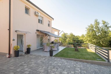 Haus zum Kauf 470.000 € 9 Zimmer 154 m² 140 m² Grundstück Porec center 52440