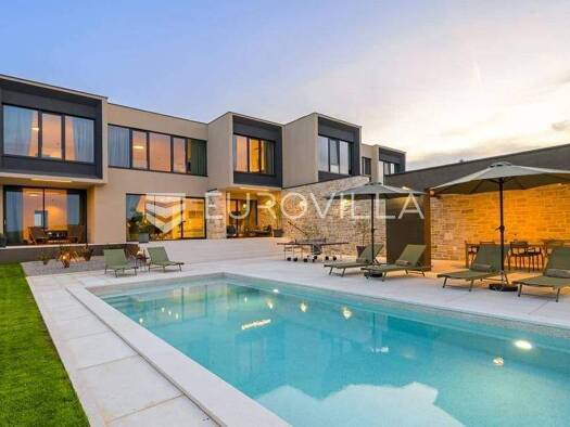 Haus zur Miete 3.900 € 3 Zimmer 250 m² Rovinjsko Selo Rovinj 52210