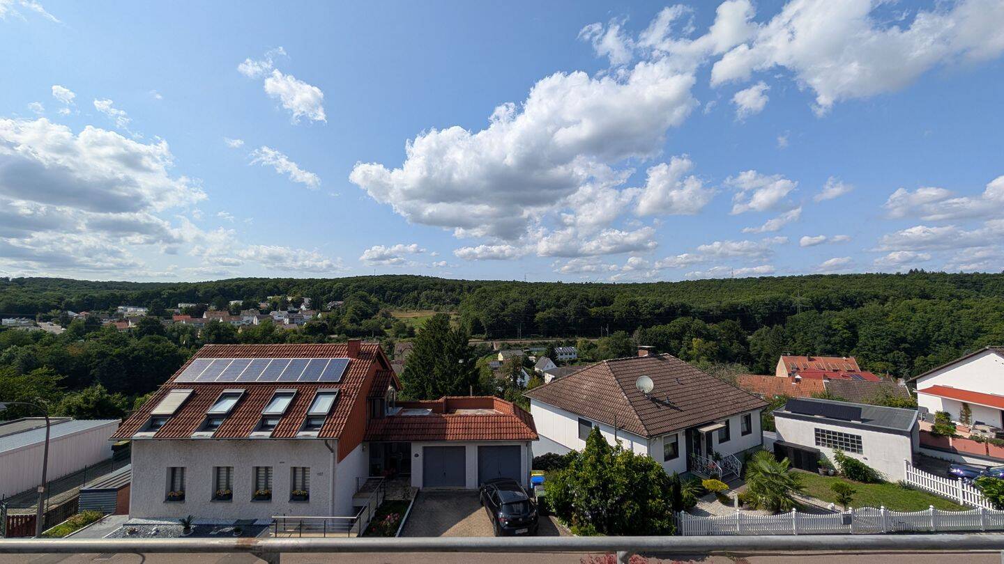 Modern, Renovierte 4 ZKB 100qm + Balkon und Fernblick auf den Wald – Am Emmersberg 106, 66113 Saarbrücken – Vorschaubild 2
