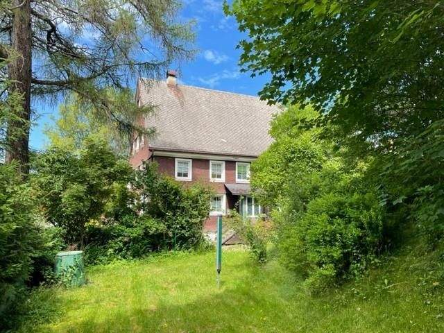 Immobilie in Furtwangen im Schwarzwald - 2-FAMILIEN-SCHWARZWALDHAUS mit Tenne.  Viel PLatz für die Großfamilie. Werkstatt und Großraumgarage.  - Bild 1