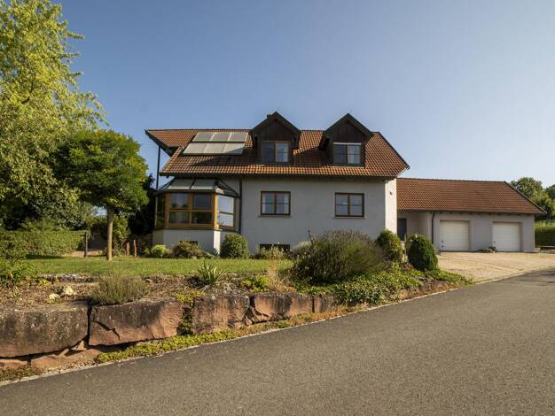 Einfamilienhaus zum Kauf 639.000 € 7 Zimmer 245 m² 1.830 m² Grundstück frei ab sofort Roßbrunn Waldbüttelbrunn 97297