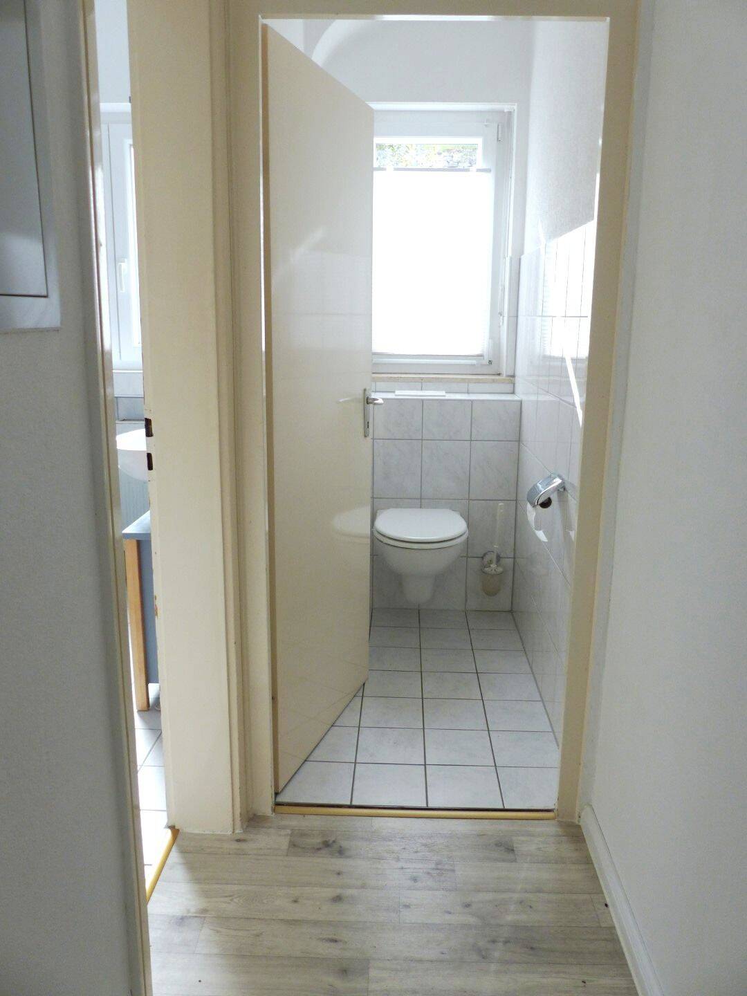 Immobilie in Dittelbrunn - Zweifamilienhaus mit Garagen und Photovoltaik-Anlage - Dittelbrunn - Bild 2